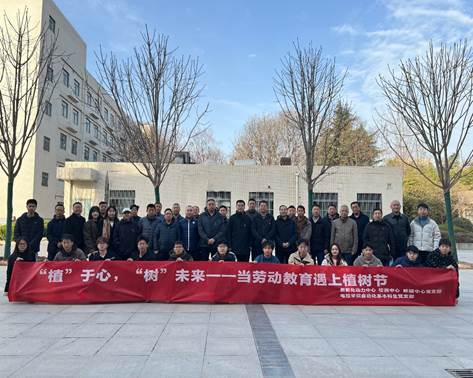 建筑前的广场上有许多人 描述已自动生成 建筑前的广场上有许多人 描述已自动生成